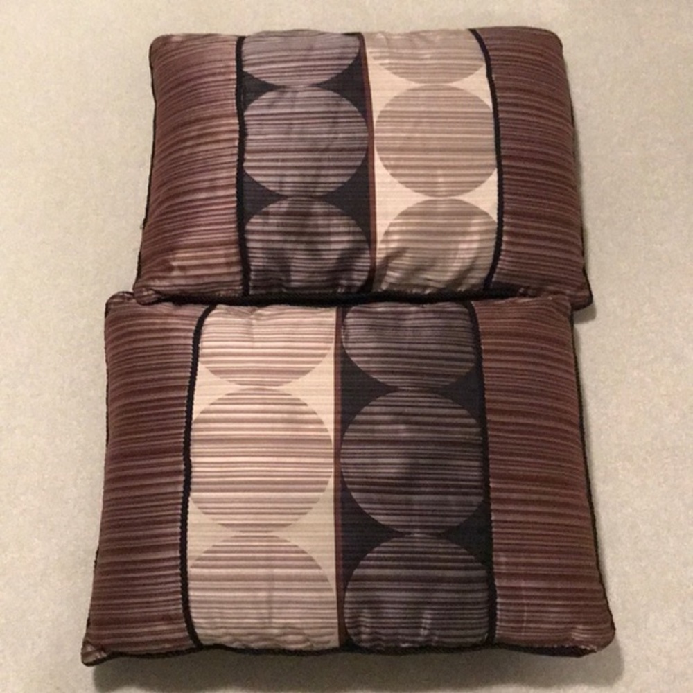 Set of 2 reservable decorative pillows  full/queen